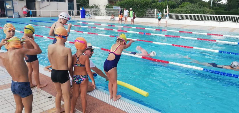 des enfants jouant dans une piscine